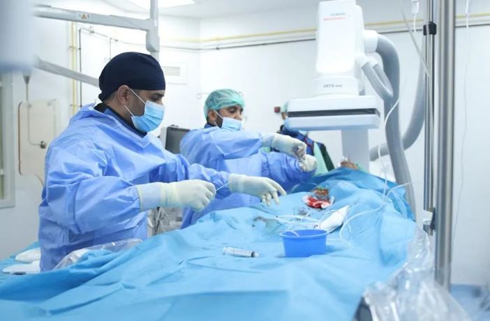 حدث طبي تاريخي.. فريق طبي يجري بنجاح أول عملية قلب تداخلية لطفل في موريتانيا